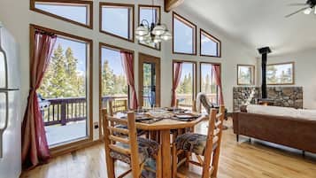 Télévision, cheminée, livres, espaces bureaux