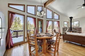 Télévision, cheminée, espaces bureaux