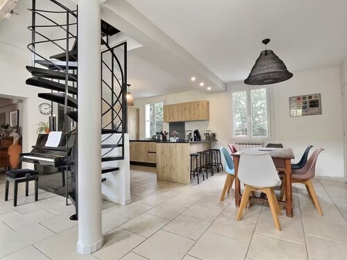 Charming villa with swimming pool in a quiet area close to the sea