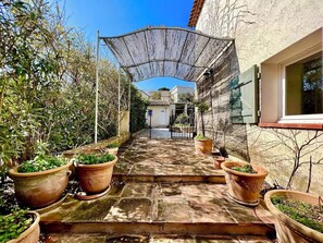 Property grounds - Charming villa with swimming pool in a quiet area close to the sea (Toulon)