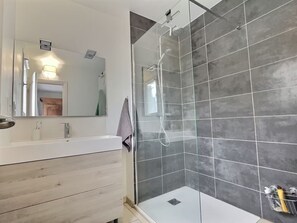 Hair dryer, towels, soap, toilet paper - Charming villa with swimming pool in a quiet area close to the sea (Toulon)