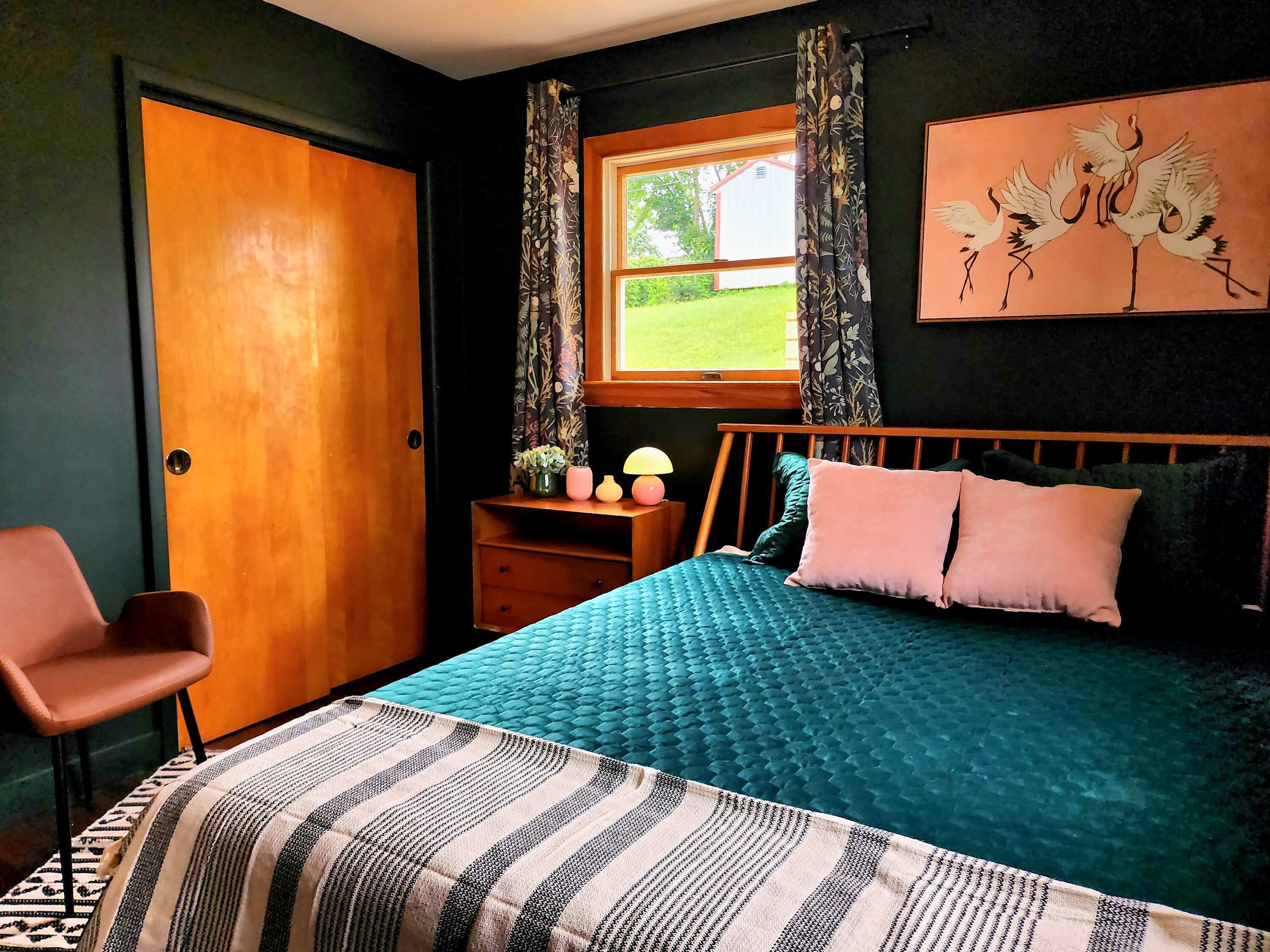 3 間睡房、書桌、熨斗/熨衫板、可攜式嬰兒床