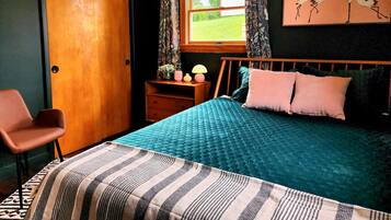 3 間睡房、書桌、熨斗/熨衫板、可攜式嬰兒床