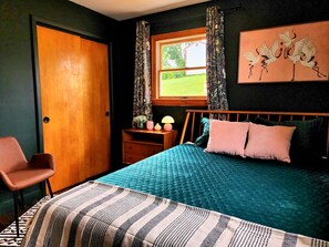 3 soverom, skrivebord, strykejern/-brett og reiseseng for barn