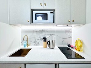 Réfrigérateur, micro-ondes, plaque de cuisson, cafetière/bouilloire