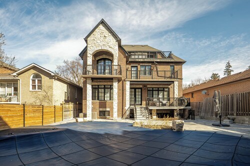  Elegant 2-Bedroom Suite in Custom Mansion Peaceful Family Friendly Neighborhood