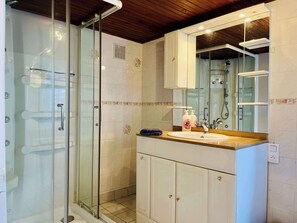 Shower, hair dryer, towels - La Maison d Utah , Beach and Memory (Sainte-Marie-du-Mont)