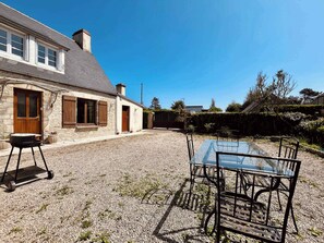 Outdoor dining - La Maison d Utah , Beach and Memory (Sainte-Marie-du-Mont)