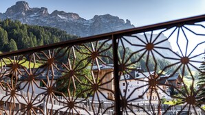 A mountain view with a wooden fence in the foreground. - Residence Ada (San Cassiano)
