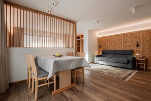 Estudi Comfort, balcó, vistes a la muntanya | Sala d'estar | Televisor de pantalla plana 