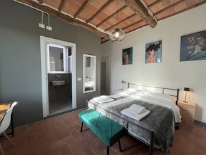 3 Schlafzimmer, Schreibtisch, Bügeleisen/Bügelbrett, WLAN
