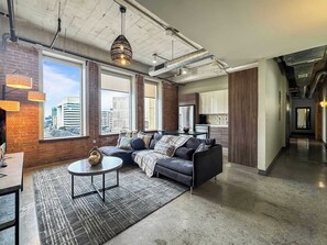 Unclassified image, 2 of 22, button