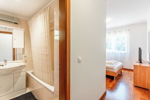 Haartrockner, Handtücher, Seife, Toilettenpapier