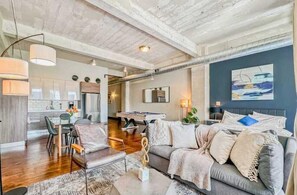 Een televisie en een kantoor