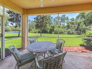 Outdoor dining - Charming 3-bedroom condo in gated community with WiFi, AC in brilliant Venice. (Venice)