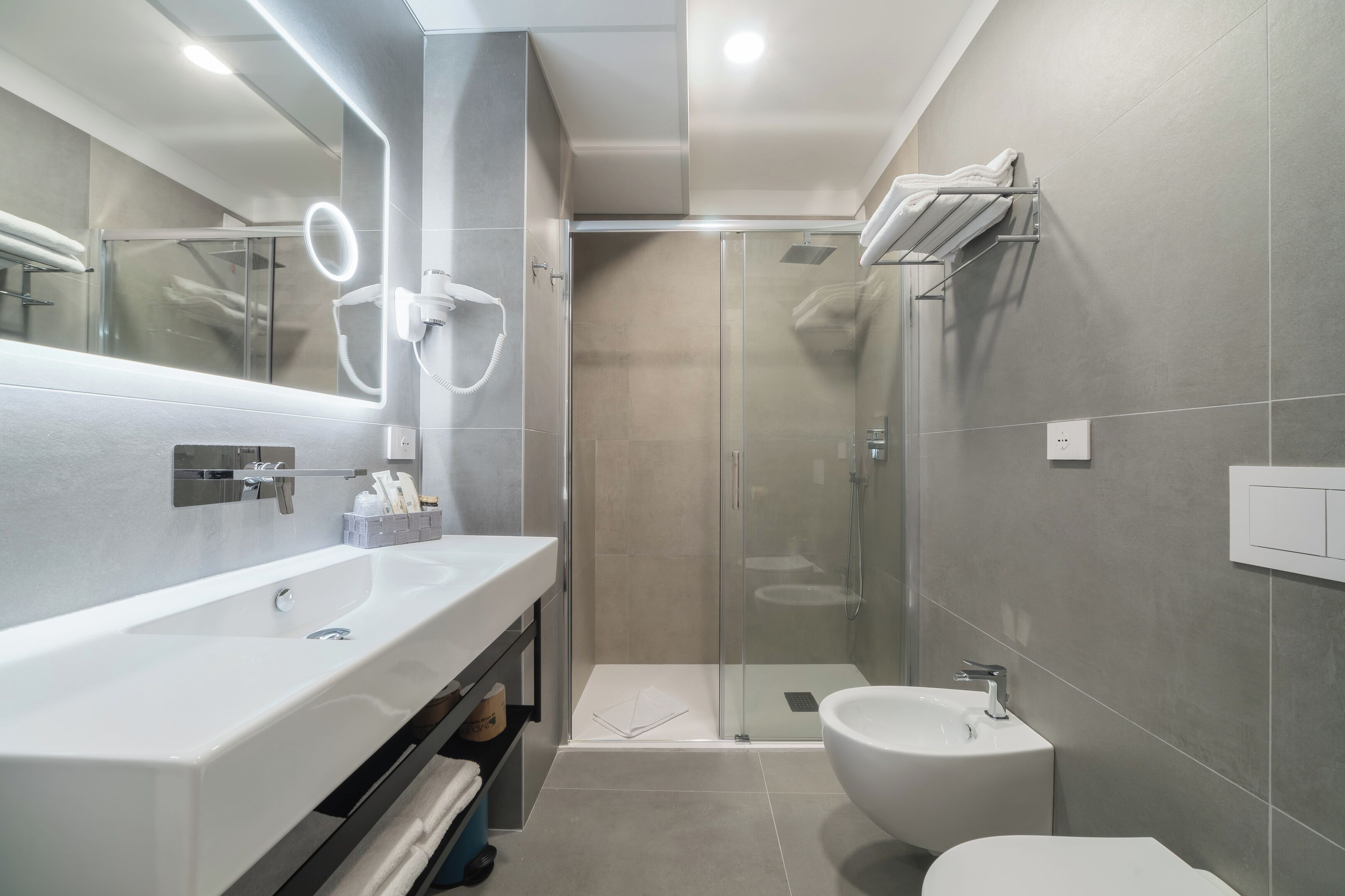 Phòng đôi Deluxe, 1 giường cỡ king, không hút thuốc | Phòng tắm | Buồng tắm vòi sen, đồ dùng nhà tắm thân thiện với môi trường 