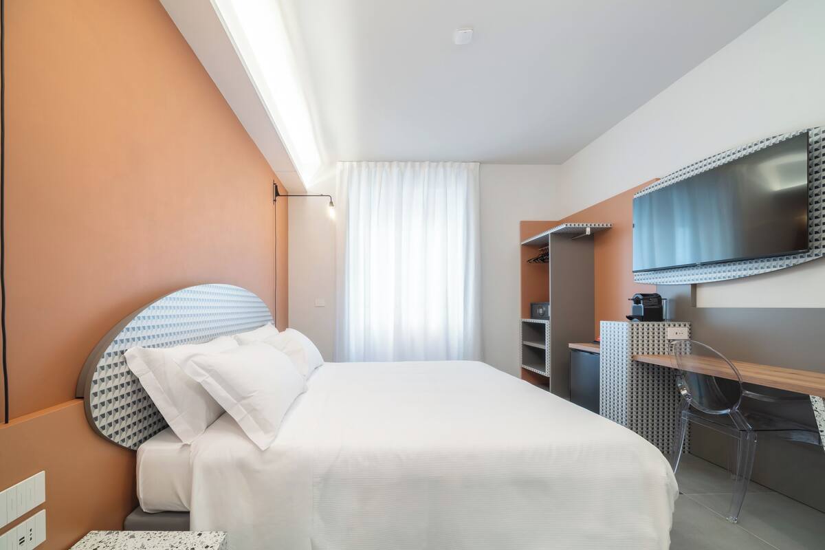 Deluxe Double Room, 1 King Bed, Non Smoking | Free minibar, desk, laptop workspace, free WiFi