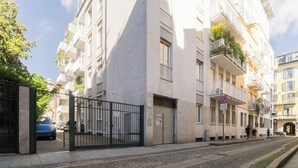 A multi-story residential building with balconies, a gated entrance, and a no parking sign. - Brera Guest House (Milan)