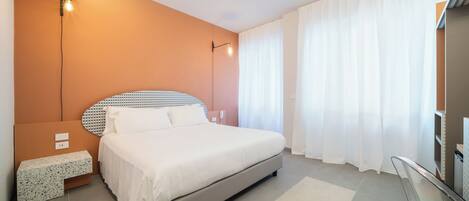 Free minibar, desk, laptop workspace, free WiFi