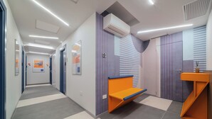 A modern hallway with a checkered floor, a bench, and a sink area with a mirror. - Brera Guest House (Milan)