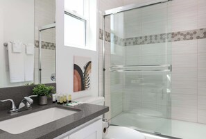Dusche, Haartrockner, Handtücher, Shampoo