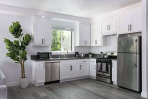 Fridge, microwave, oven, stovetop - Modern 5BR LA Townhome with Free Parking Fast WiFi (Los Angeles)