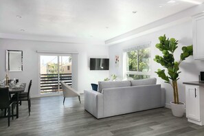 TV - Modern 5BR LA Townhome with Free Parking Fast WiFi (Los Angeles)