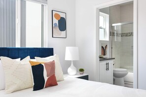 5 bedrooms, iron/ironing board, WiFi, bed sheets - Modern 5BR LA Townhome with Free Parking Fast WiFi (Los Angeles)