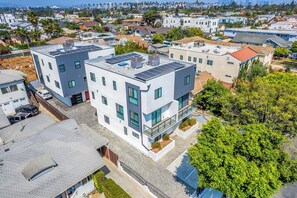 Exterior - Modern 5BR LA Townhome with Free Parking Fast WiFi (Los Angeles)