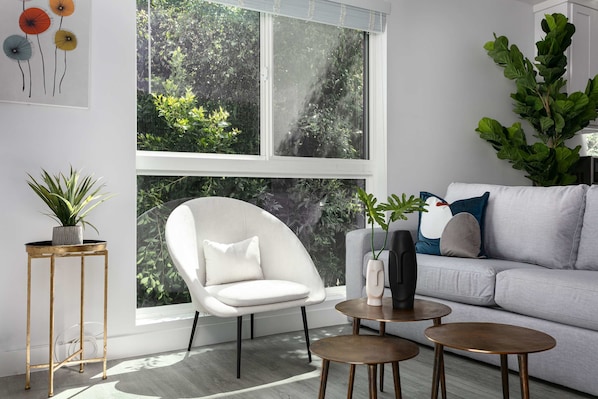 TV - Modern 5BR LA Townhome with Free Parking Fast WiFi (Los Angeles)