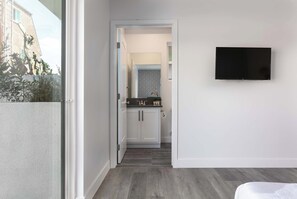 5 bedrooms, iron/ironing board, WiFi, bed sheets