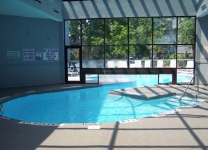 Una piscina techada, una piscina al aire libre