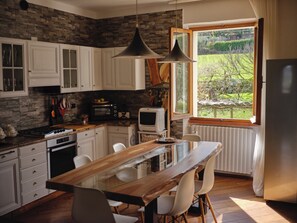 Mikrobølgeovn, ovn, kokeplater og oppvaskmaskin