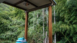 Eine Holzhütte mit Blick auf einen dichten Wald.