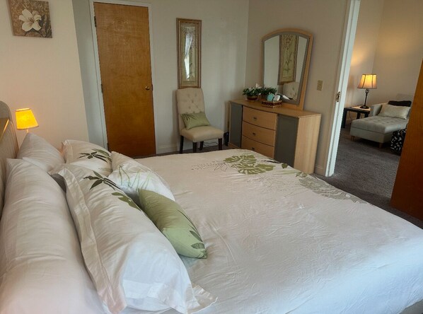 1 dormitorio, tabla de planchar con plancha, wifi y ropa de cama