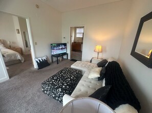 1 dormitorio, tabla de planchar con plancha, wifi y ropa de cama