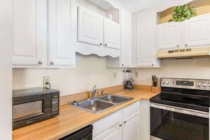 Fridge, microwave, stovetop, coffee/tea maker - VBTG A5 Summary:<br>Nest (Gulf Shores)