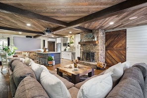 TV connectée, cheminée, livres