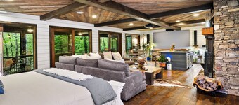 Modern, Luxurious Cabin for Two located on a Cascading Waterfall - WIFI