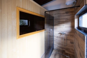 Shower, hair dryer, towels - Villa Tomi Nature Retreat (Sarajevo)