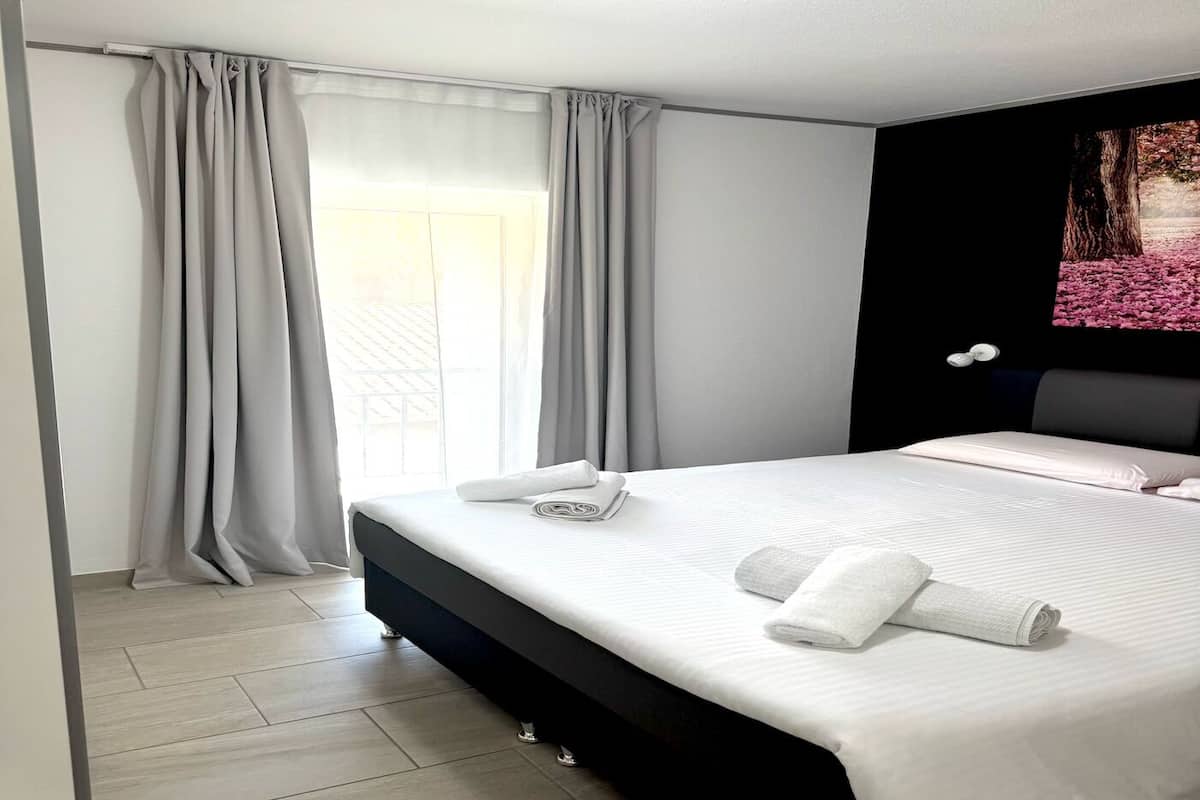 Chambre Triple Familiale, 1 chambre, vue cour intérieure | Literie hypoallergénique, lits bébé (en supplément), Wi-Fi gratuit