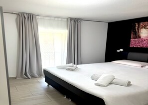 Ropa de cama hipoalergénica, cunas, wifi gratis y ropa de cama 