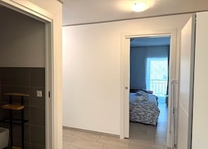 Comfort Room, Courtyard View | Peralatan tempat tidur hipoalergenik, katil bayi/kot (surcaj)