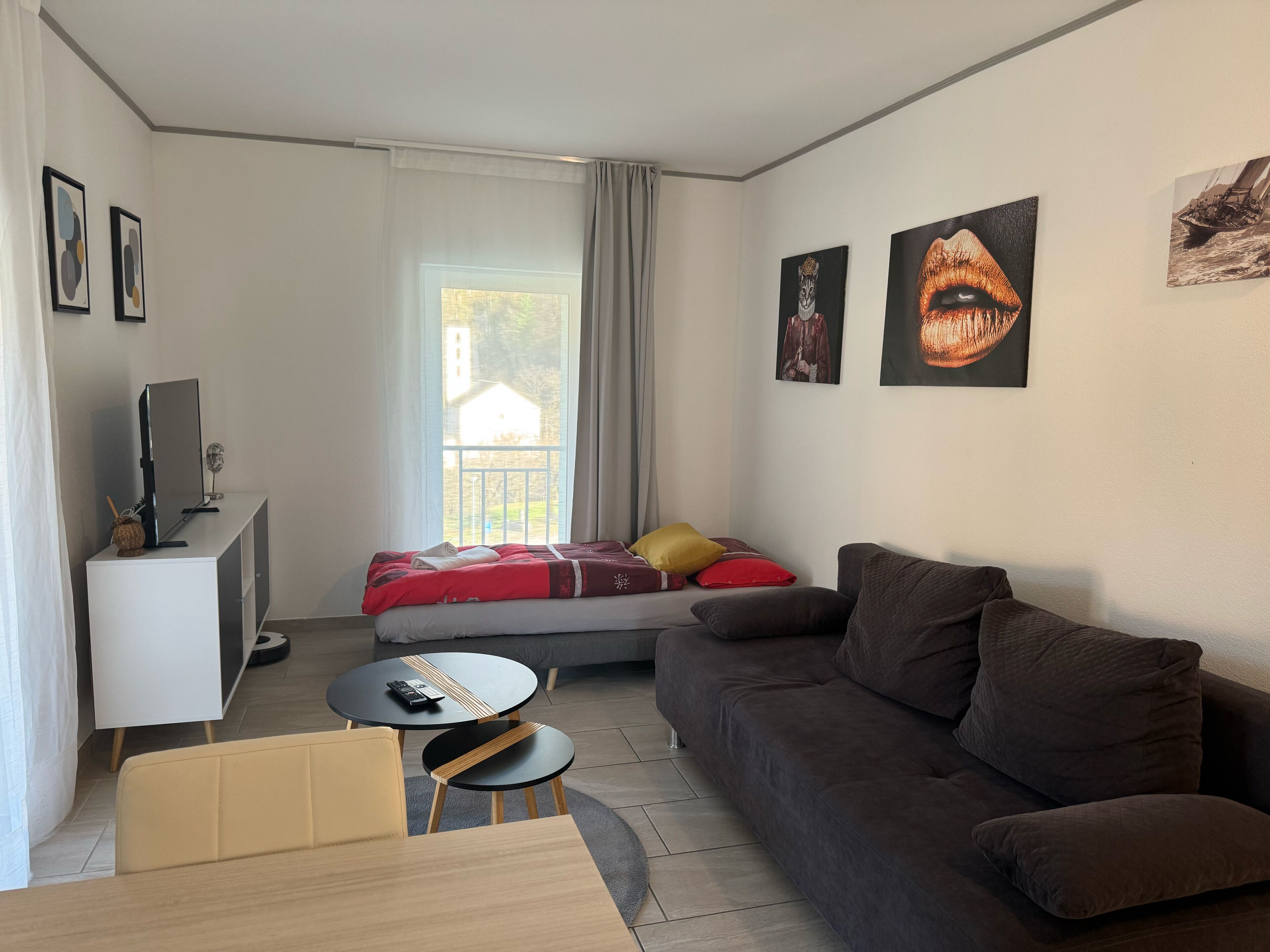 Comfort-Zimmer, Blick auf den Innenhof | Wohnbereich | 100-cm-Fernseher mit Digitalempfang