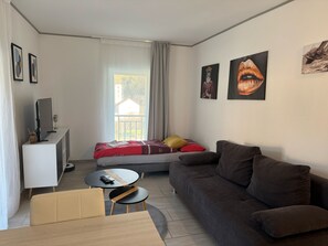 Comfort Room, Courtyard View | Living area | 100-cm TV with digital channels - Rest and Restaurant in Roveredo (Roveredo)