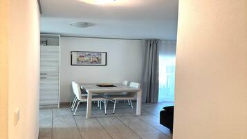 Comfort Room, Courtyard View | Living area | 100-cm TV with digital channels
