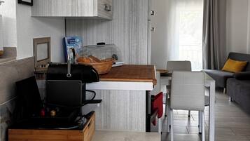 Comfort-værelse - udsigt til gårdsplads | Privat køkken | Espressomaskine, kaffe-/temaskine, elkedel, brødrister