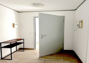 舒适客房, 庭院景观 | 起居区 | 100-厘米电视(配备数码频道)