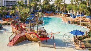 A swimming pool with a pirate ship play structure, lounge chairs, and umbrellas. - Marriott's Harbour Lake
Charming studio in awesome Orlando (Orlando)