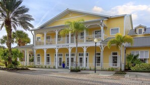 A yellow Key House with a covered porch, palm trees, and a brick-paved street. - Marriott's Harbour Lake
Charming studio in awesome Orlando (Orlando)